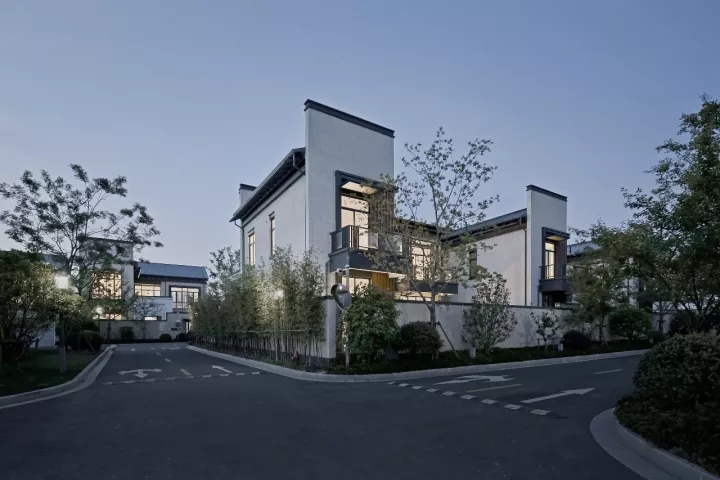 院内景观对公共区域可见，，，，，，，，但并不干扰使用者的私密需求