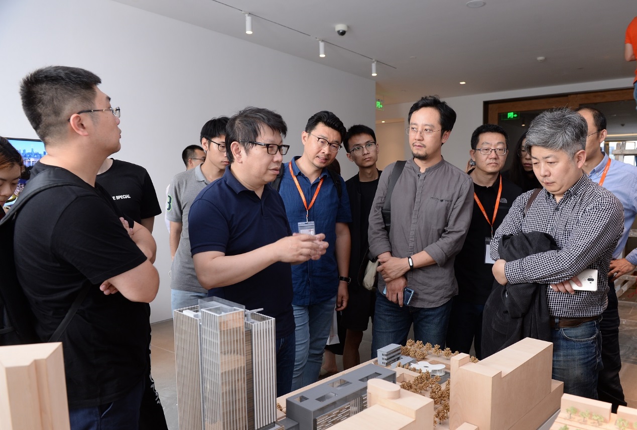 来访联合毕业设计高校师生参观豪门国际办公空间