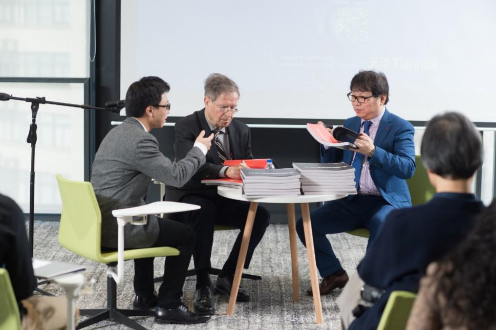 哈佛布斯克茨教授、杨丁亮老师与豪门国际集团总建筑师黄向明现场书籍签发